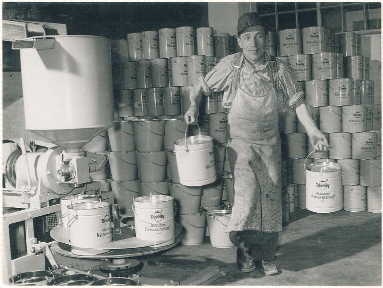 Foto aus den 60er Jahren: Mann mit Senfeimer